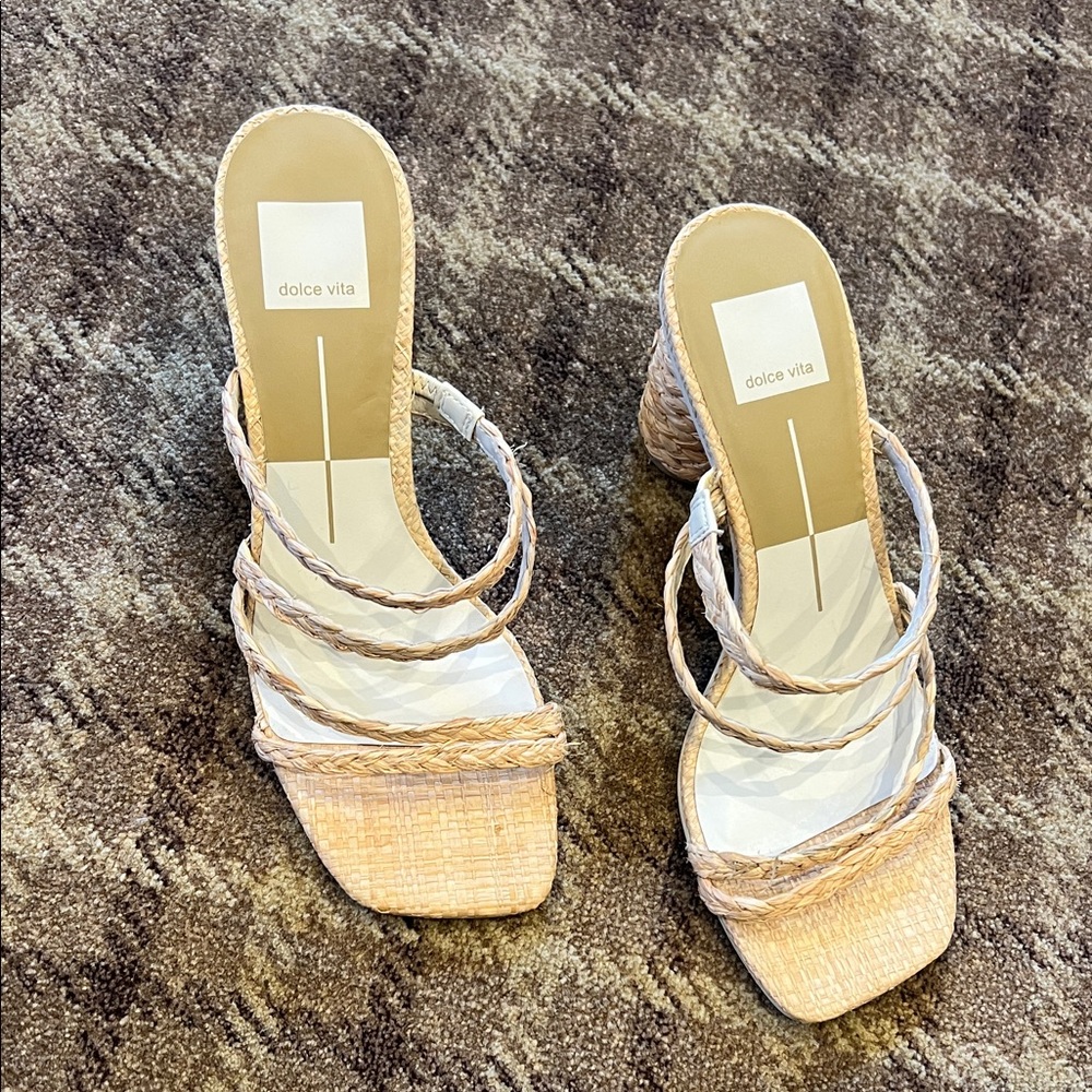 Dolce Vita Women's Cream and Tan Sandals